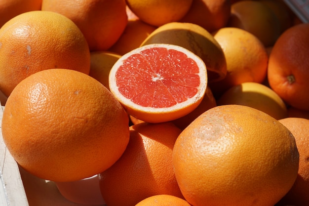 Photo de nombreux pamplemousses sur le comptoir sur le marché