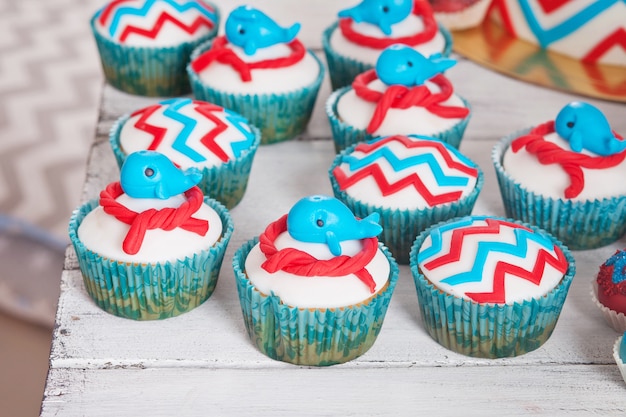 De nombreux petits gâteaux d'anniversaire sucrés