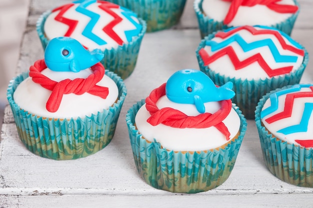 De nombreux petits gâteaux d'anniversaire sucrés