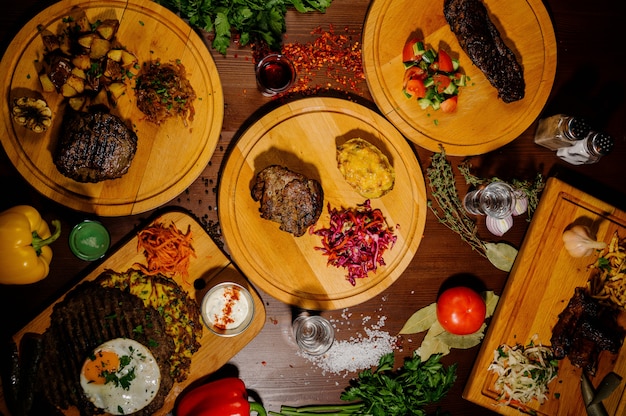 De nombreux plats délicieux différents sur la table. Divers snacks et antipasti sur la table. Menu du restaurant Vue de dessus