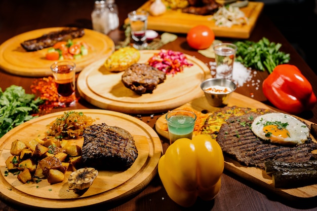 De nombreux plats délicieux différents sur la table. Divers snacks et antipasti sur la table. Le menu du restaurant.