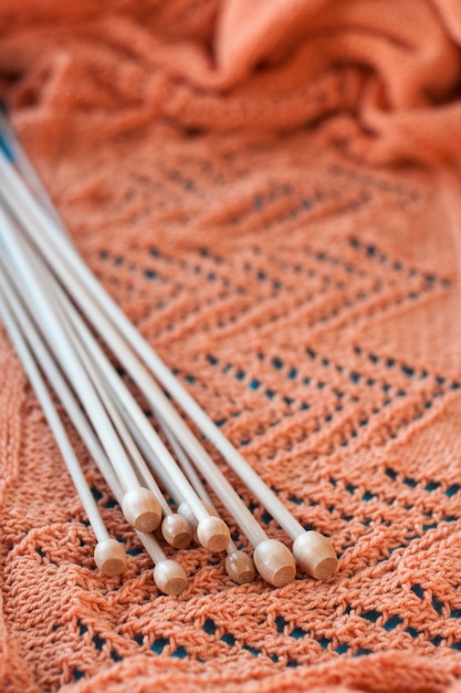 De nombreux rayons en bois sur un plaid tricoté orange