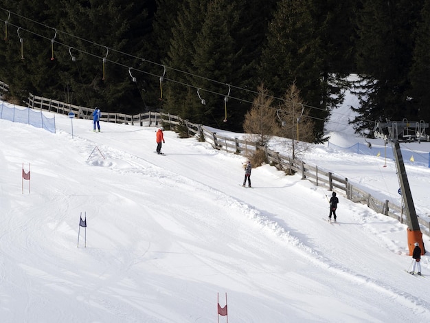 De nombreux skieurs skient dans les dolomites, dans la vallée de Gardena, dans les montagnes enneigées.