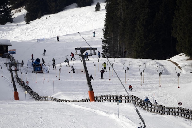 De nombreux skieurs skient dans les dolomites, dans la vallée de Gardena, dans les montagnes enneigées.