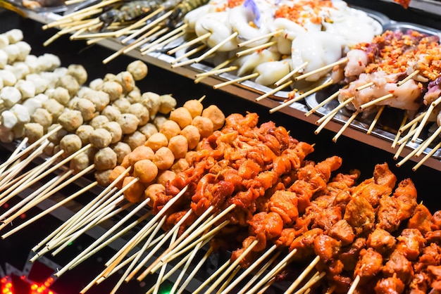 De nombreux snacks et fruits de mer sur le marché nocturne vietnamien de Da Lat