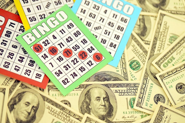 De nombreux tableaux de bingo ou cartes à jouer pour gagner des jetons et une grande quantité de billets d'un dollar Classique américain ou canadien cinq à cinq cartes de bingo sur l'argent