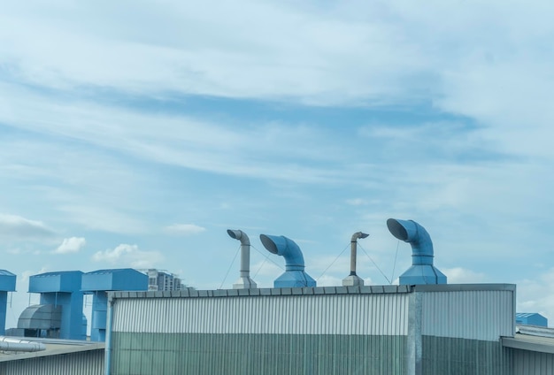 De nombreux ventilateurs situés à côté de l'usine