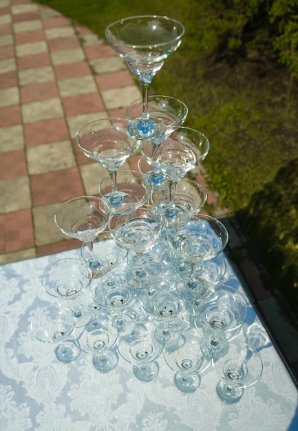 De nombreux verres de mariage avec du vin mousseux au restaurant