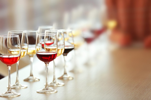 De nombreux verres de vin différents d'affilée sur une table