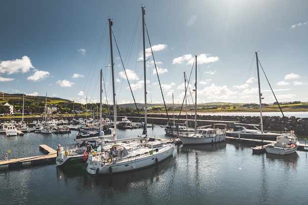 De nombreux yachts à Northern Ireland Ireland Pier