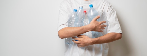 Non au plastique une personne tient des bouteilles en plastique et les transporte pour les recycler