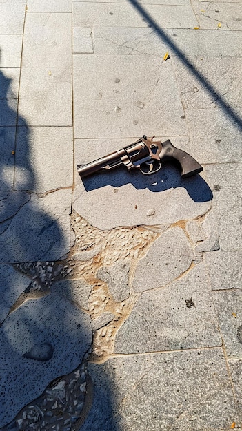 La non-violence le pistolet noué le matin calme un symbole de paix dans un monde de tumulte jetant de longues ombres