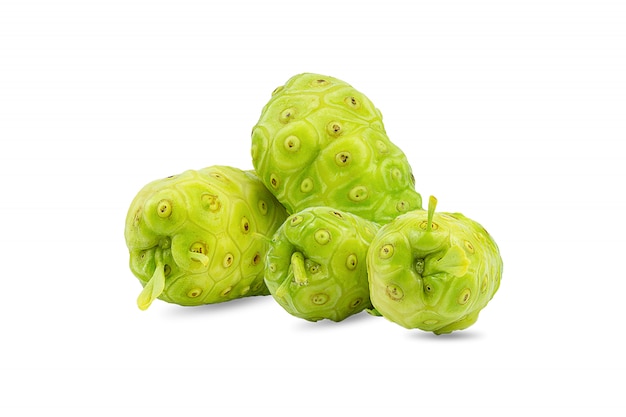 Noni ou Morinda Citrifolia et tranche isolée