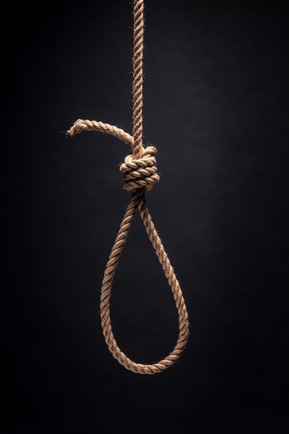 Noose Le concept de meurtre ou de suicide sur fond sombre