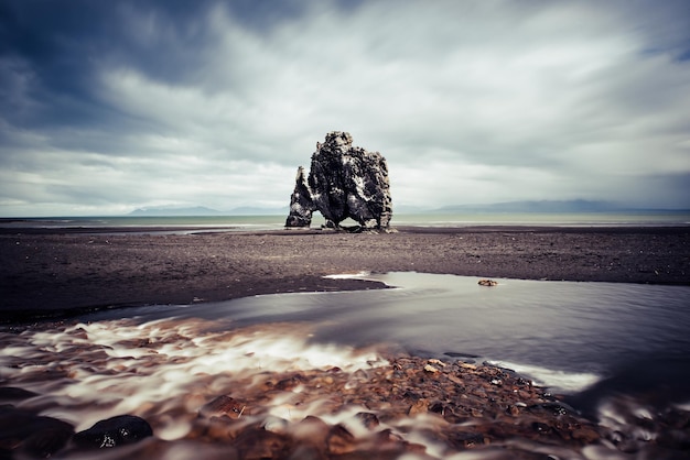 Nord-ouest de l'Islande. Hvitserkur - roche basaltique sous la forme d'un énorme mammouth. Le concept de tourisme nordique extrême