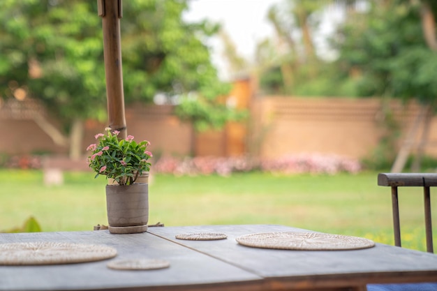 Le nord de la Thaïlande combinaison moderne traditionnelle table et chaise en bois avec plaque en osier dessus dans le jardin arrière-plan flou