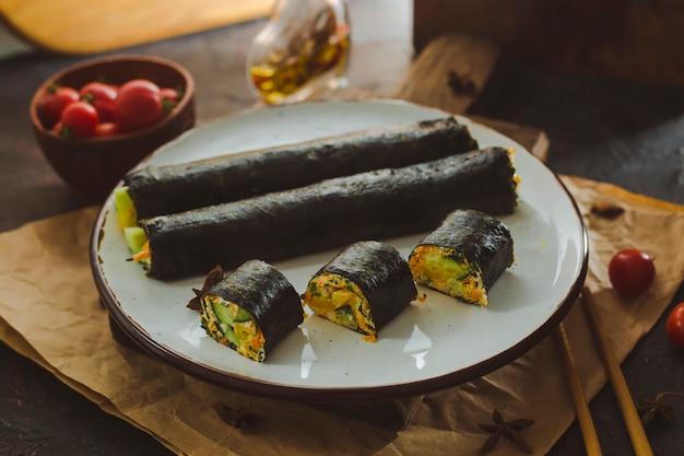 Photo nori fait maison avec des légumes et des légumes.