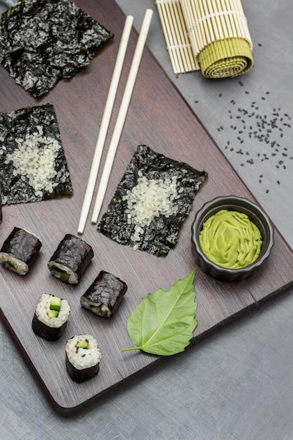 Nori sushi wasabi dans un bol de riz sur feuille de nori