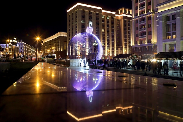 Énorme boule de Noël aux lumières colorées du centre de Moscou. Russie