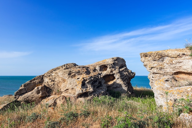 Énorme fragment de roche sur la côte de la mer