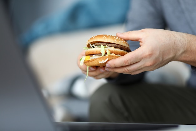 Énorme hamburger savoureux