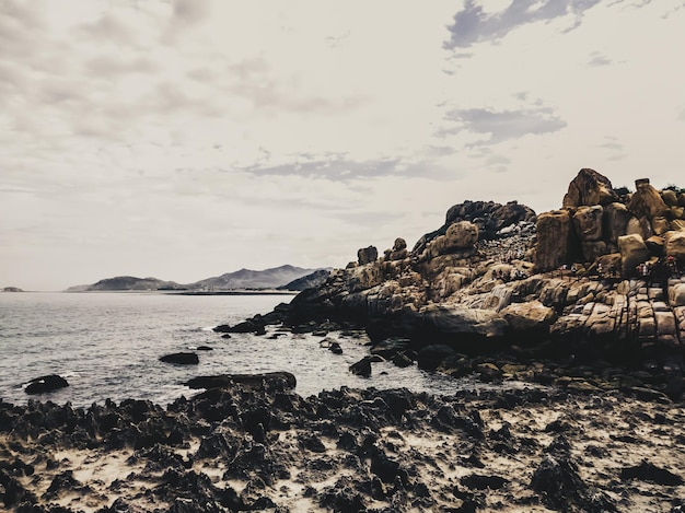 Énorme pierre étrange et mer Formations rocheuses de paysage de planète extraterrestre Photo tonique dramatique pour des difficultés inhabituelles de mistick effrayer le concept d'arrière-plan Vietnam Hang Rai vue du corail noir