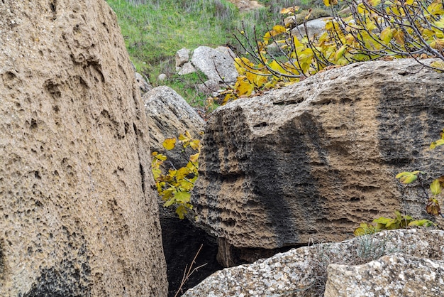 Énormes rochers dans les montagnes