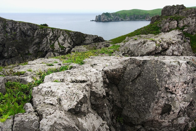 Énormes rochers sur l'océan, paysage d'été de la mer