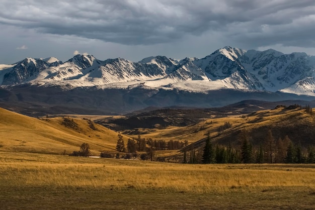 North Chuya Ridge Ciel du soir avec de beaux nuages steppe Kurai Montagnes de l'Altaï Russie