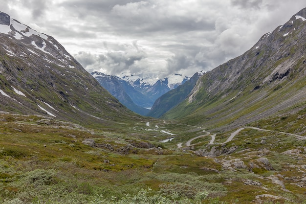 Norvège, belle vue sur la montagne avec ciel nuageux et Green Valley, paysage de montagne de Norvège