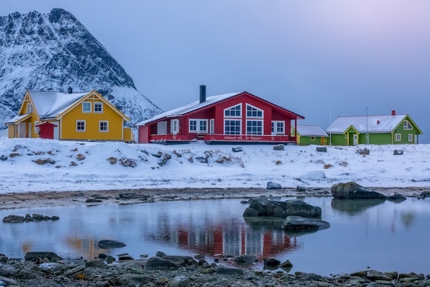 Norvège. Chalets multicolores sur les montagnes au bord du fjord. Soirée d'hiver