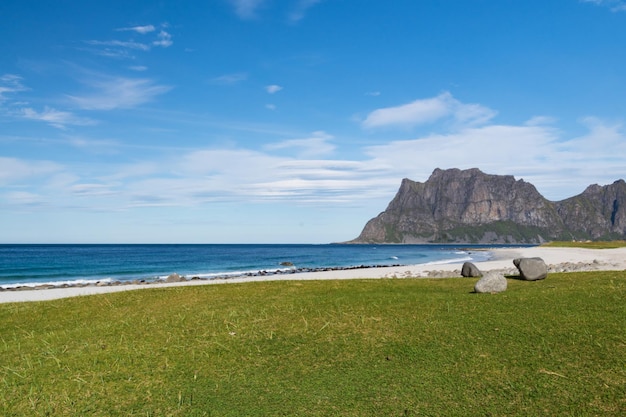 Norvège Littoral sur la plage avec une montagne au loin