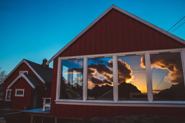 Norvège maisons et montagnes rorbu rochers sur paysage fjord vue voyage scandinave Lofoten