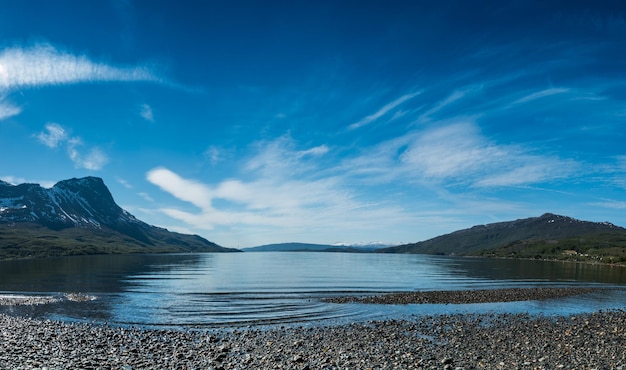 Norvège paysages lac montagnes sur fond et ciel nuageux