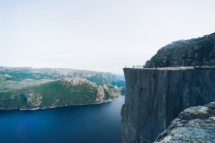 Photo norvège preikestolen touristes