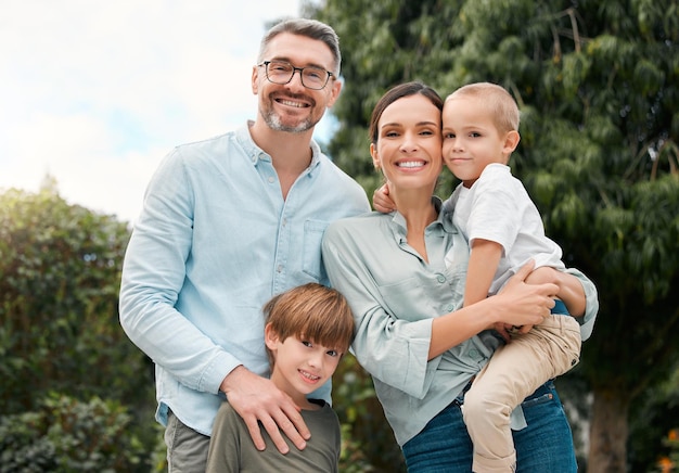 Nos garçons signifient le monde pour nous. Plan d'un couple qui passe la journée à l'extérieur avec ses deux fils.