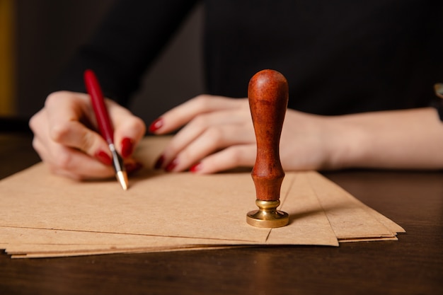 Photo notaire signant un contrat avec un stylo-plume dans le concept de pièce sombre. stylo homme d'affaires droit avocat avocat notaire public