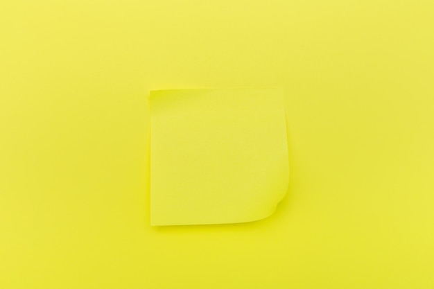 note d'autocollant de couleur sur fond de couleur pour l'embauche d'un poste vacant
