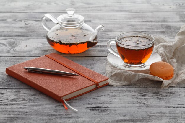 Note aux plans de la journée avec une tasse de thé sur la table