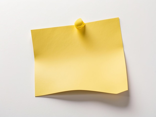 Photo une note collante jaune vibrante sur fond blanc