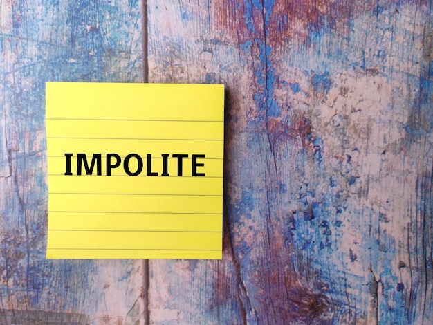 Photo une note collante avec le mot impolite