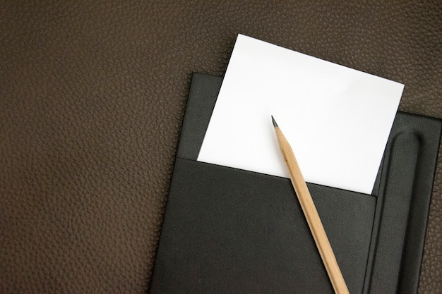 Note et crayon sur la table dans la chambre d&#39;hôtel