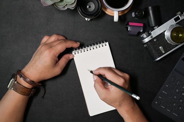 Note créative de photographe avec cahier sur le bureau