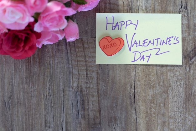 Note manuscrite de la Saint-Valentin avec des roses rouges montrant l'amour