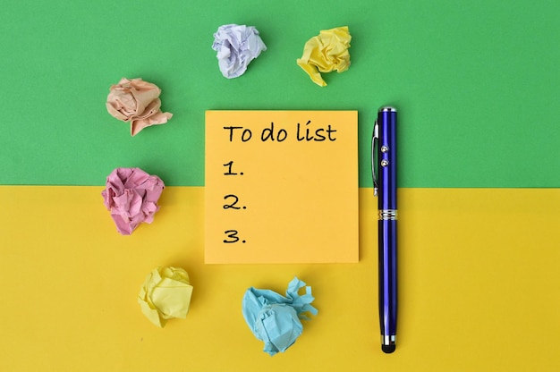 Note mémo écrite avec le concept d'entreprise TO DO LIST