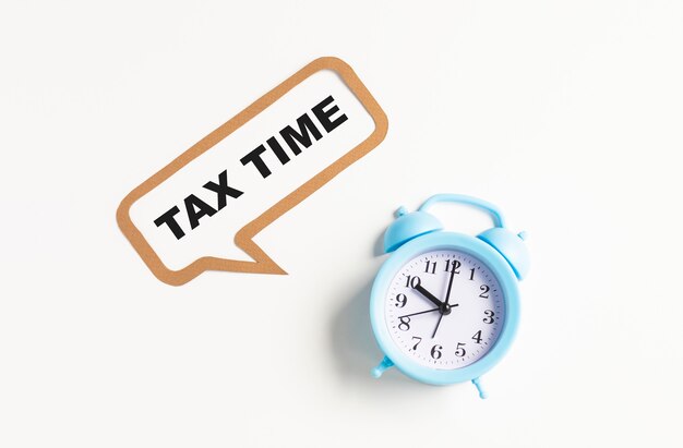 Note de message de temps de taxe sur tableau blanc avec horloge rétro rouge