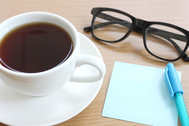 Note de papier sur la table de travail en bois.