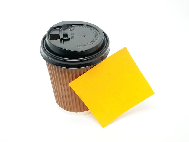 Note de papier sur une tasse de café isolé sur fond blanc