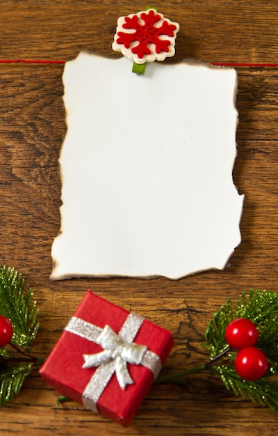 Photo note vierge avec décoration de noël sur fond de bois