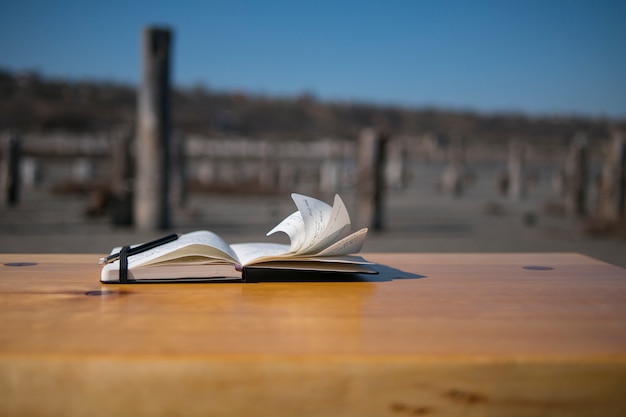 Notebook sur la table dans la nature